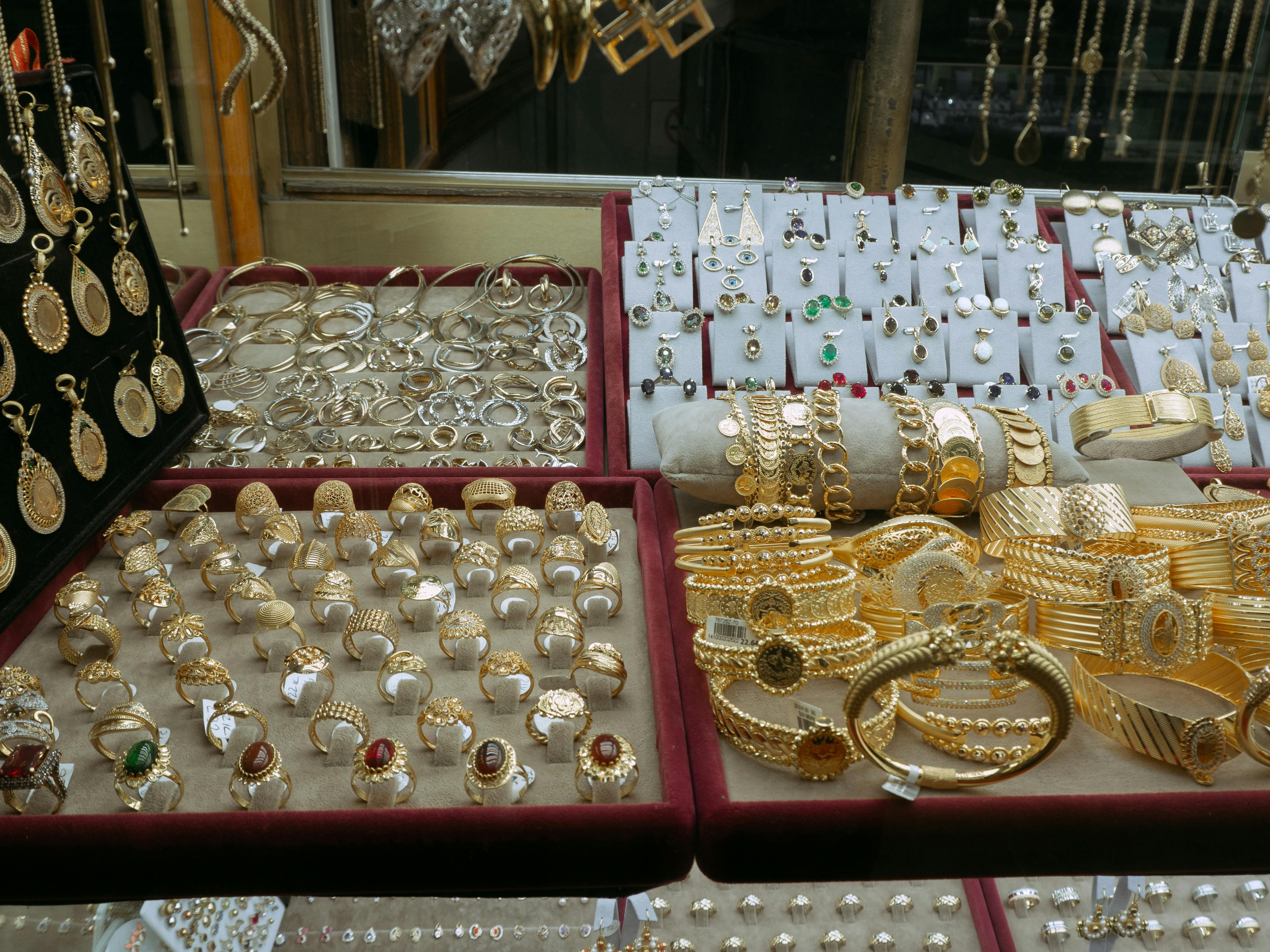Pendant necklaces display